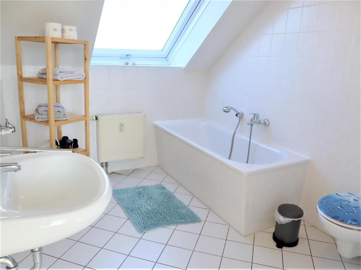 Kuschelige Dachgeschosswohnung Am Clarapark Leipzig Exterior foto
