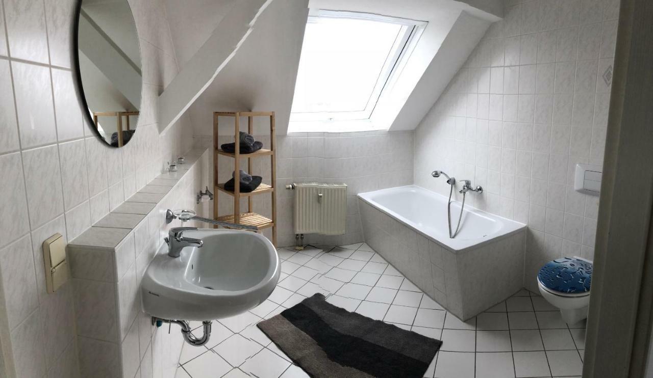 Kuschelige Dachgeschosswohnung Am Clarapark Leipzig Exterior foto